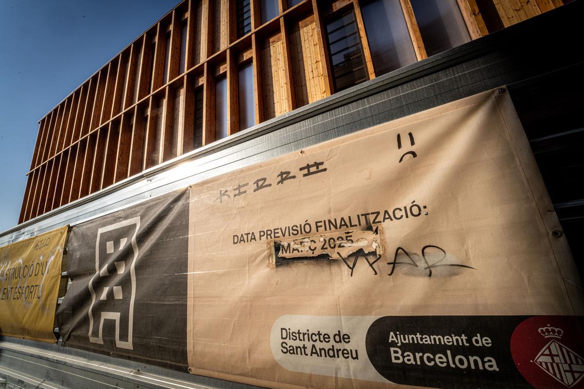 La nueva piscina descubierta de La Sagrera permanece cerrada pese a que las obras ya están terminadas. El recinto, con la piscina llena de agua y el nuevo edificio de servicios completamente finalizado, sigue vallado a la espera de su inauguración, prevista para mediados de agosto sin una fecha concreta confirmada. A 31 de julio de 2026. Barcelona. AUTOR: MANU MITRU