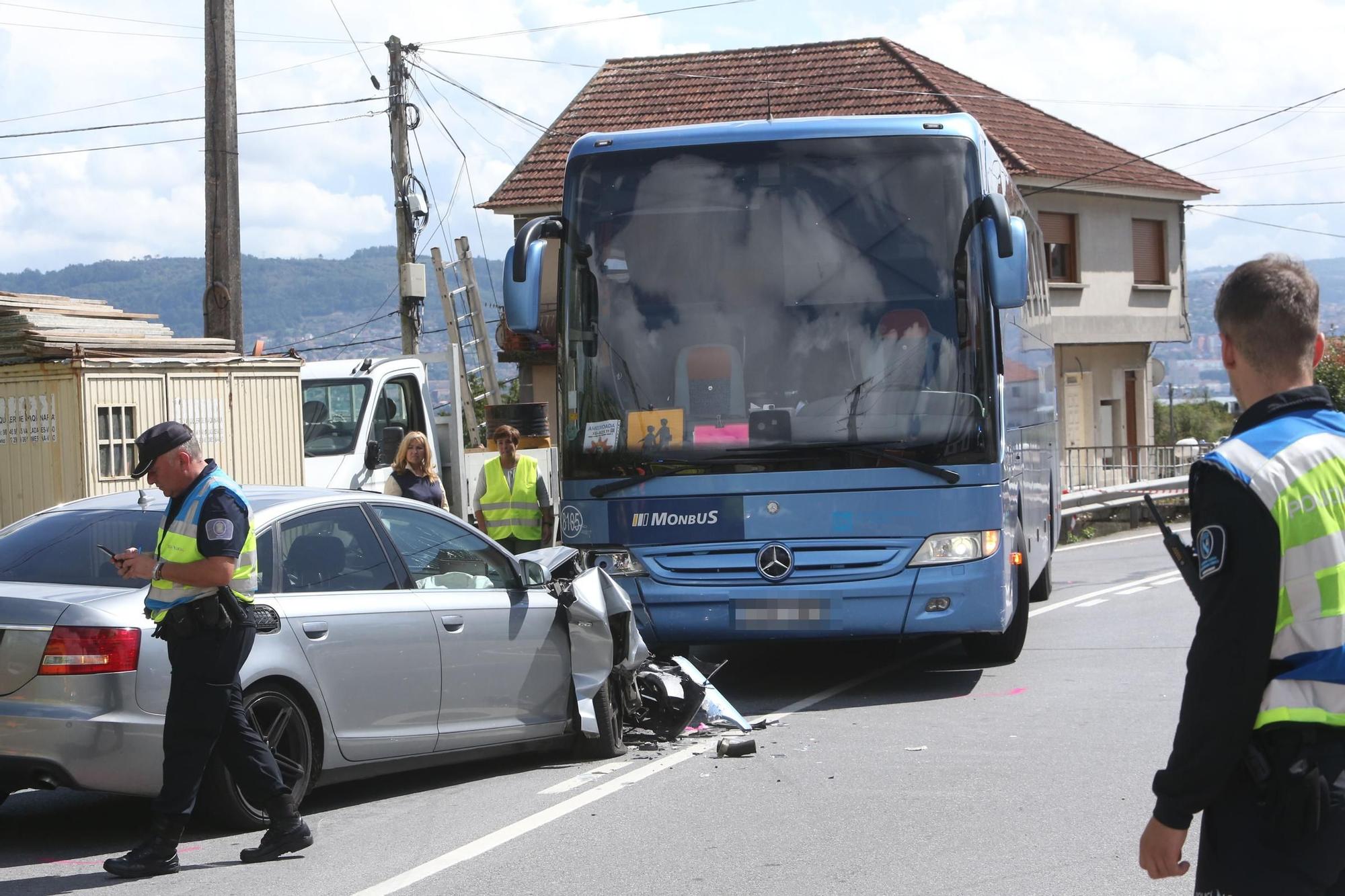 Accidente entre un autobús escolar y un turismo en Moaña