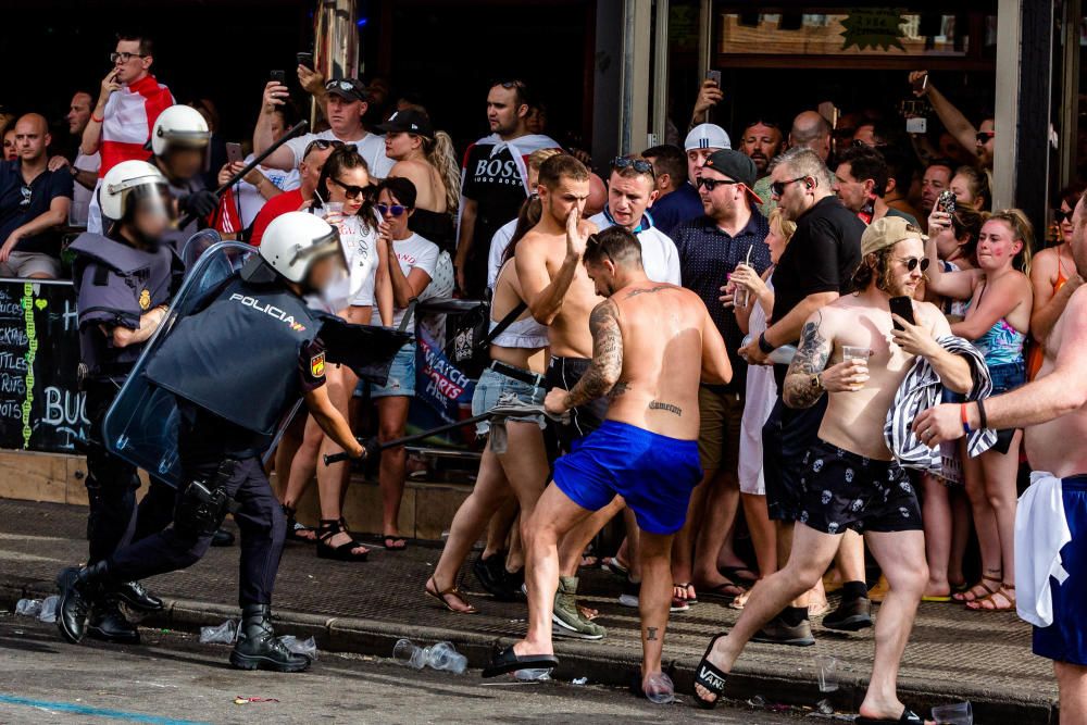 El pase de Inglaterra a semifinales del Mundial de Rusia provoca la euforia de los hinchas ingleses que han tenido que ser desalojados de los locales.