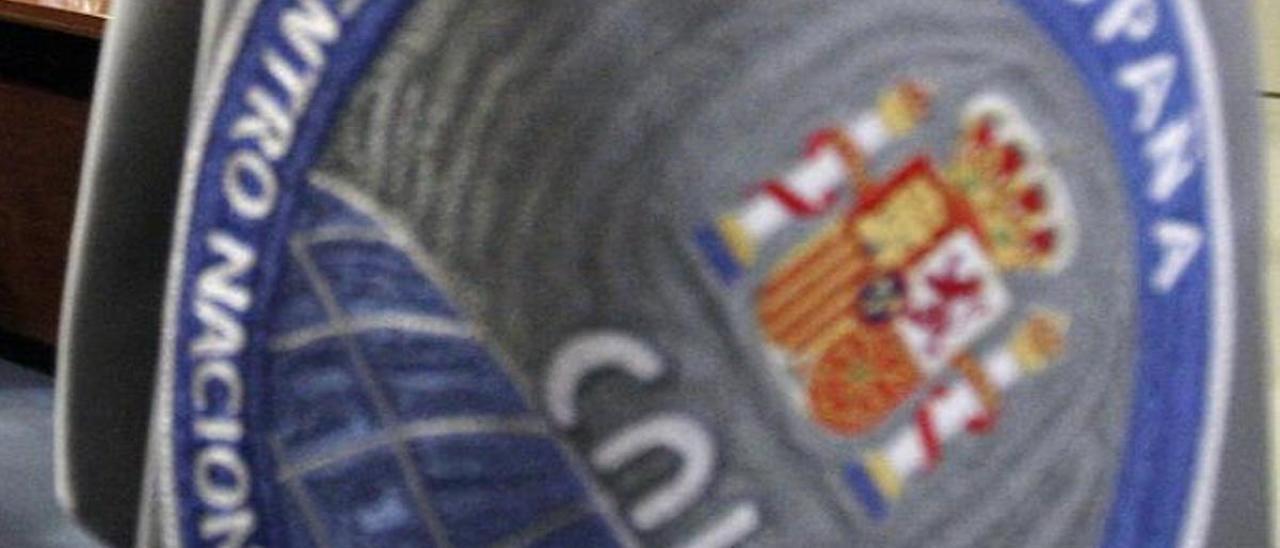 Escudo del CNI en una bandera de la sede del centro de inteligencia.