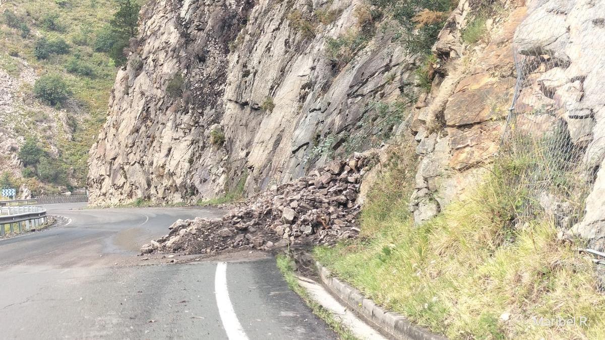 Estado de uno de lo desprendimientos del corredor del Narcea este sábado por la mañana.