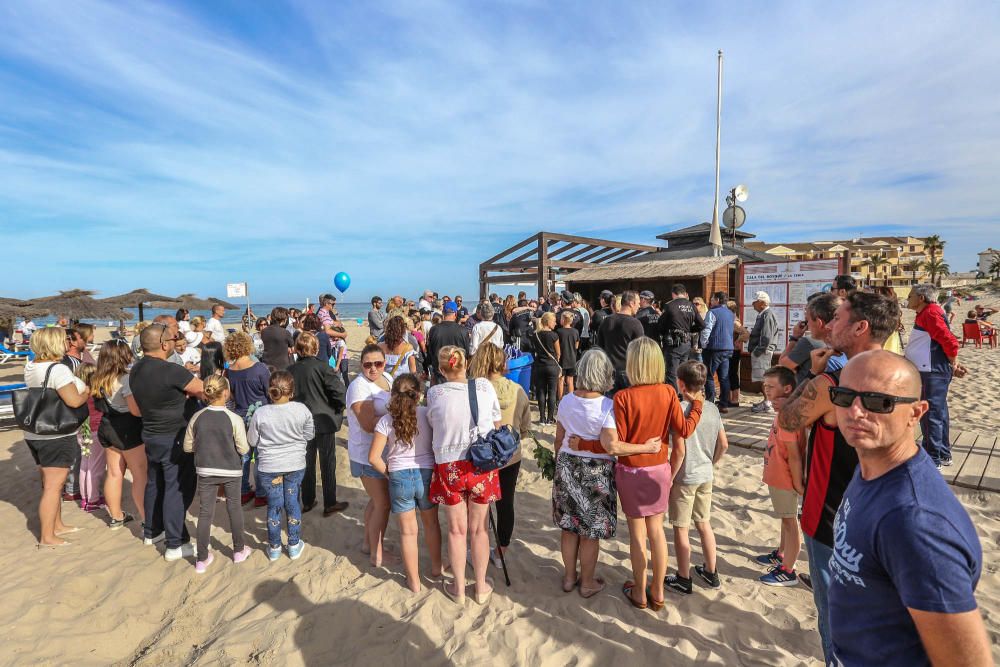 Vecinos de Orihuela Costa rinden homenaje al niño fallecido tras chocar con otro mientras jugaba