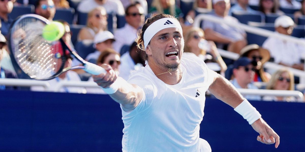 MASON (United States), 17/08/2025.- Alexander Zverev of Germany in action against Carlos Alcaraz of Spain during the semi-final round of the Cincinnati Open tennis tournament in Mason, Ohio, USA, 16 August 2025. (Tenis, Alemania, España) EFE/EPA/MARK LYONS