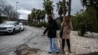 Los mayores, también afectados por los socavones del campus de Cáceres: "El flujo de personas por la tarde es continuo"