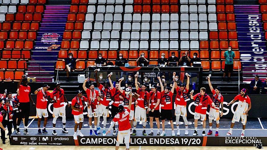 Celebració del Kirolbet Baskonia pel títol, en un pavelló, a València, sense públic