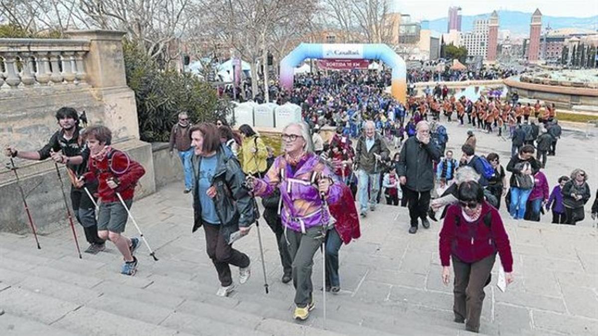 Algunos de los participantes de la modalidad de 10 kilómetros, junto a la fuente de Montjuïc, ayer.