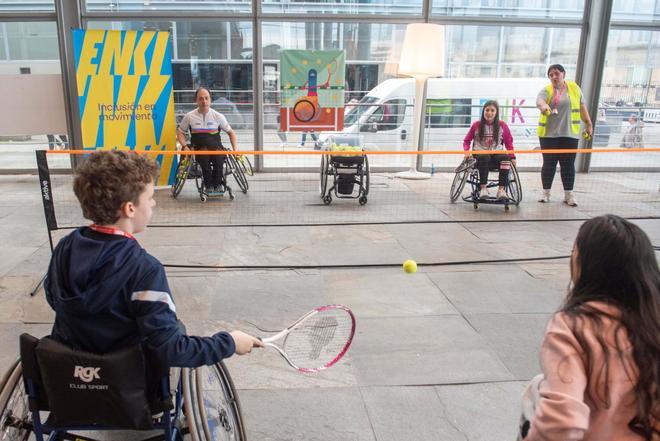 Enki reúne a 500 estudiantes de 14 centros de A Coruña para conocer el deporte inclusivo