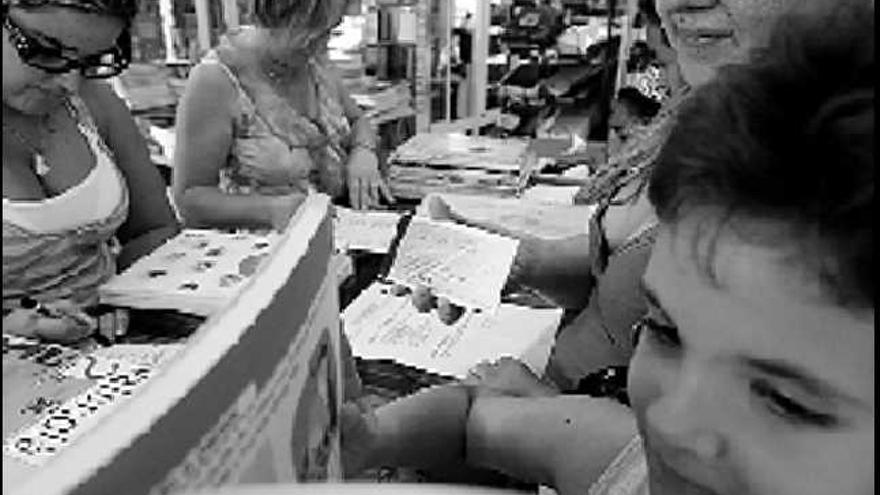 Un alumno

 con sus libros tras entregar su madre, ayer, el bono-libro