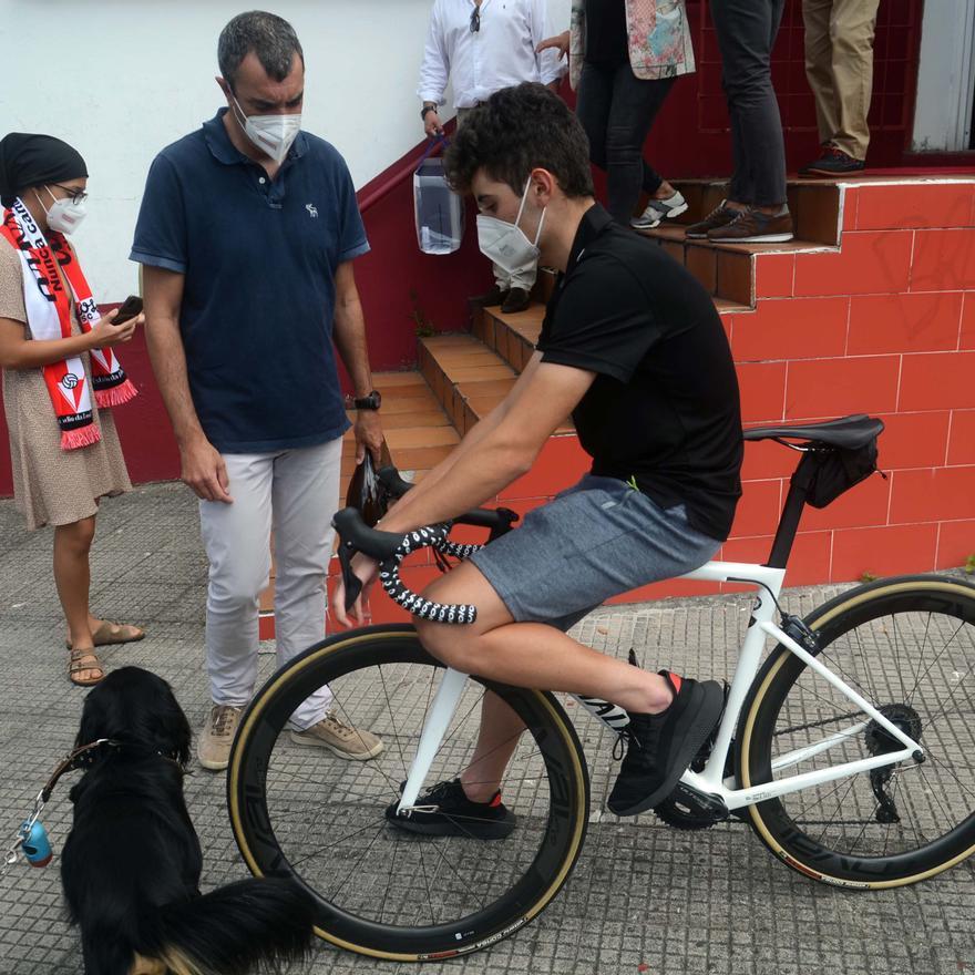 Javier Guillén departió también con el joven ciclista vilagarciano Martín Rey durante su paso por A Lomba.