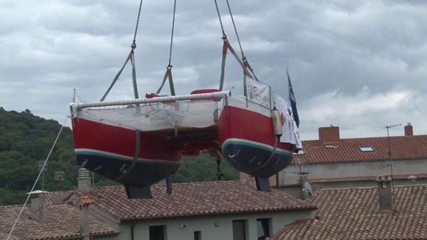 Una grua treu el catamarà d&#039;en Pepe a Castellfollit abans d&#039;anar a Roses