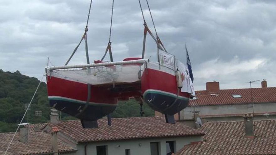 Una grua treu el catamarà d'en Pepe a Castellfollit abans d'anar a Roses