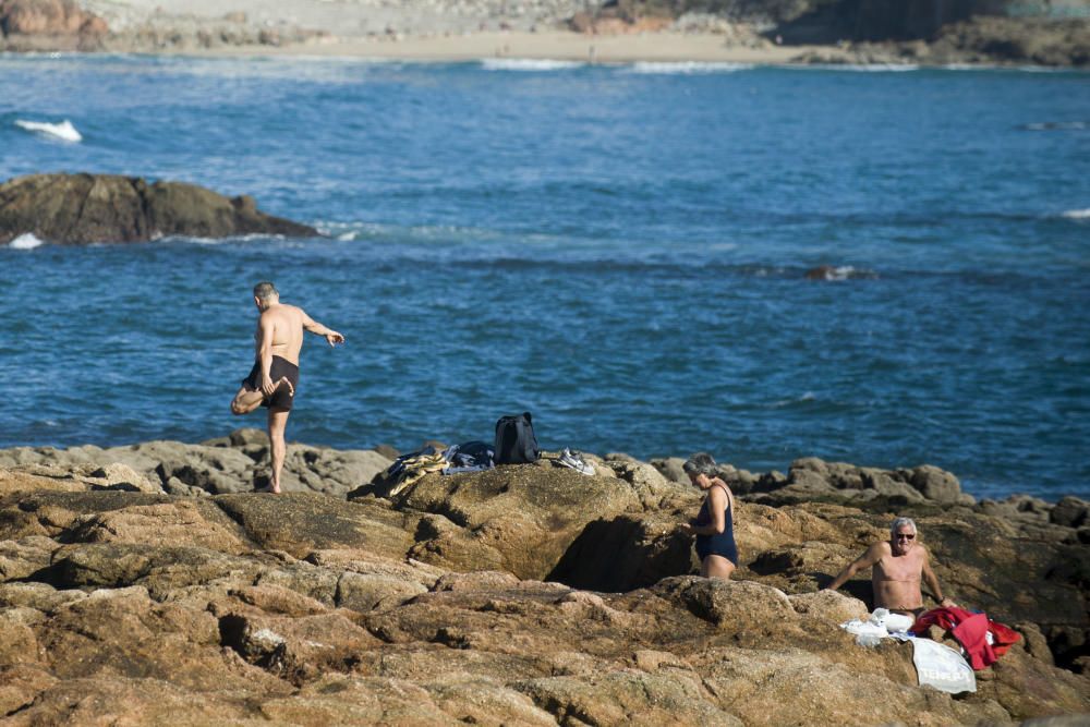 Bañistas en otoño en la playa de Riazor