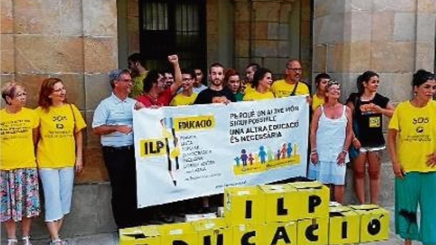 Representants de la comissió promotora de la Iniciativa legislativa popular, ahir al Parlament de Catalunya.