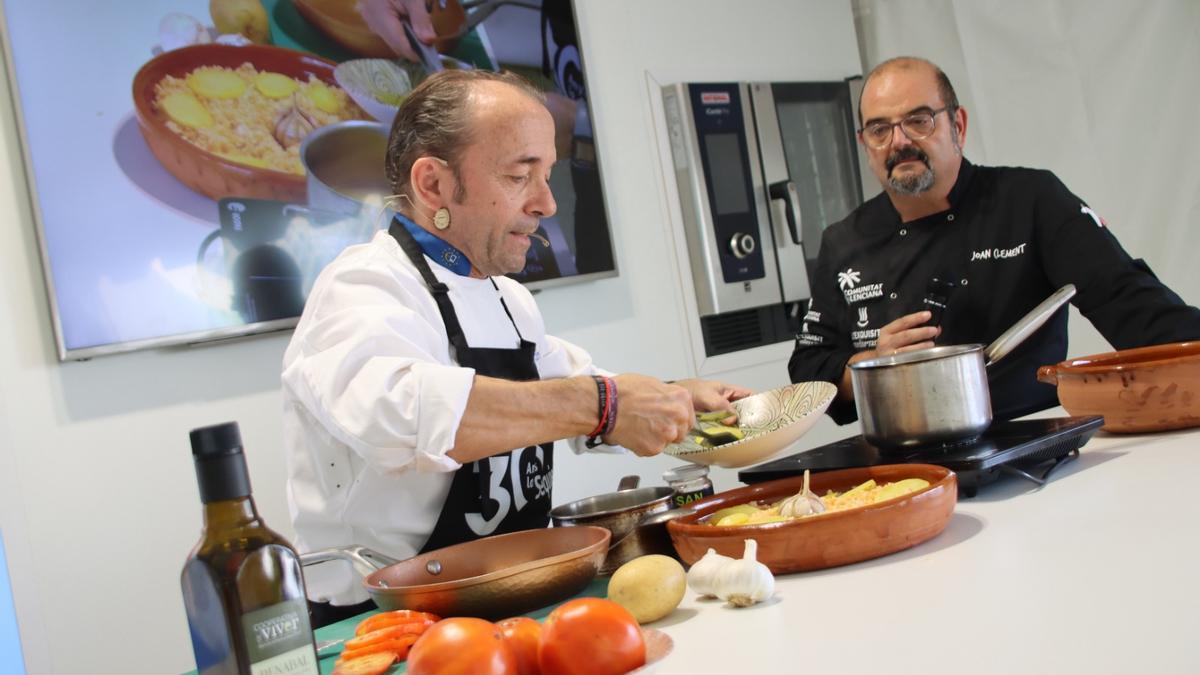 Sebastián Romero explica la elaboración del arroz a Joan Clemente.