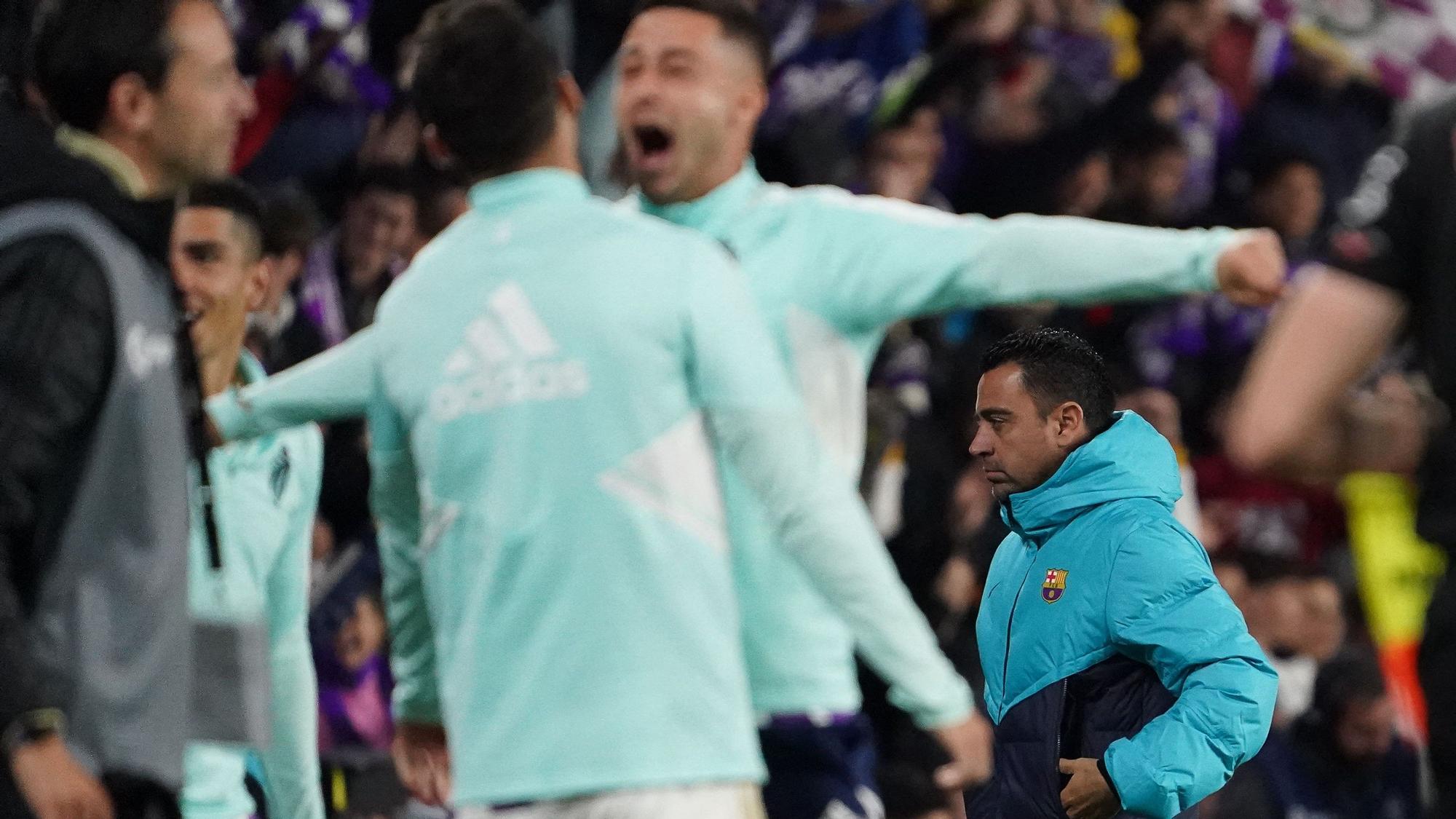 FBL-ESP-LIGA-VALLADOLID-BARCELONA Xavi, abatido, detrás de la celebración de los suplentes del Valladolid.