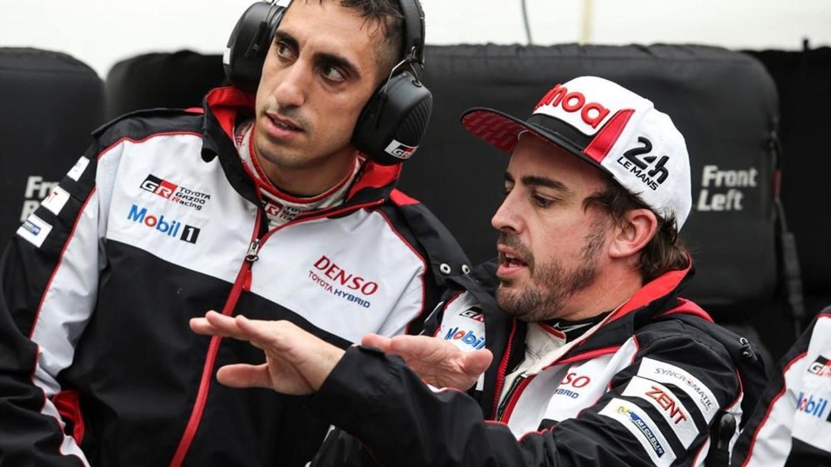Fernando Alonso dialoga con uno de los ingenieros de pista del equipo Toyota, en el último entrenamiento de ayer en Le Mans.