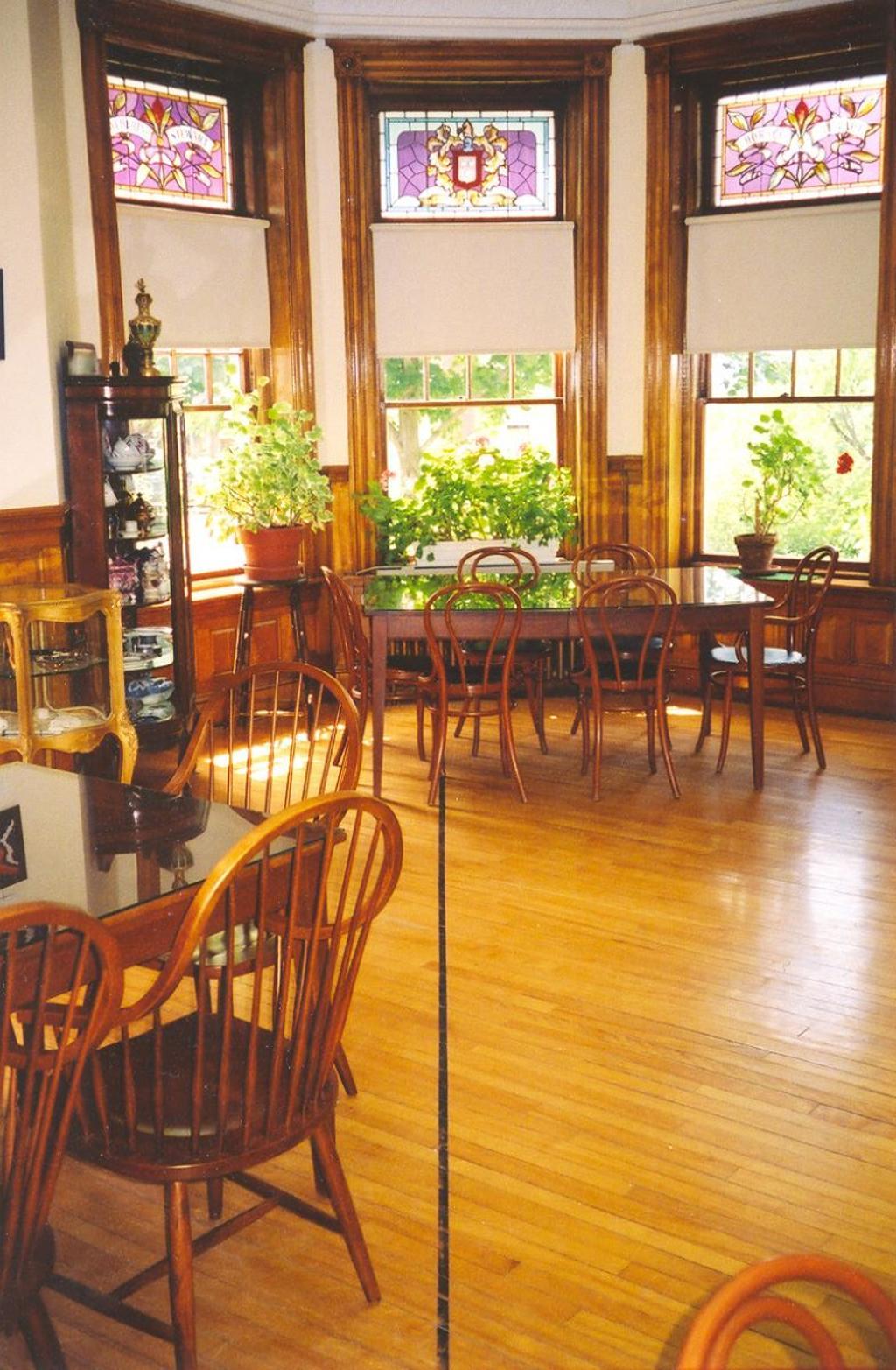 La línea negra que hace de frontera en una sala de lectura