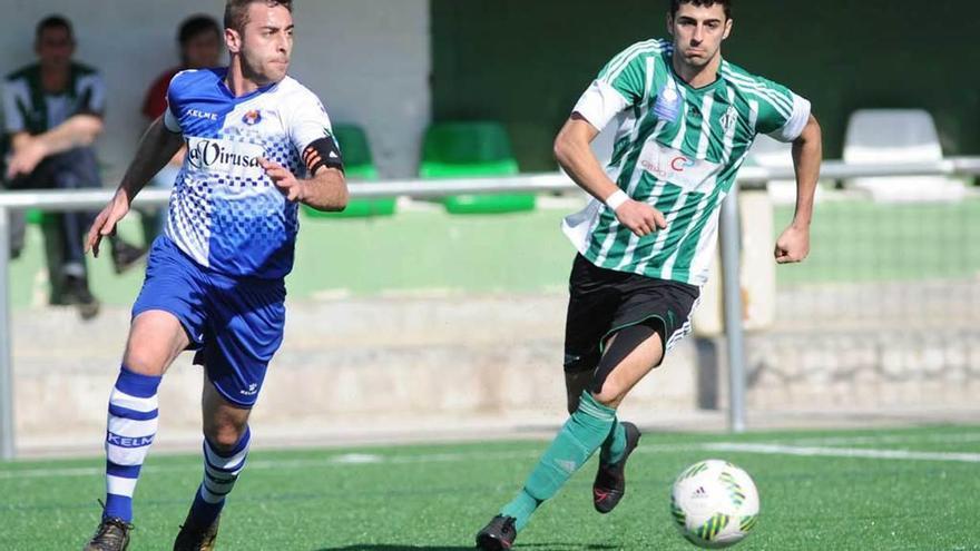 Ginés, a la izquierda, persigue al delantero del Lenense Madeira.