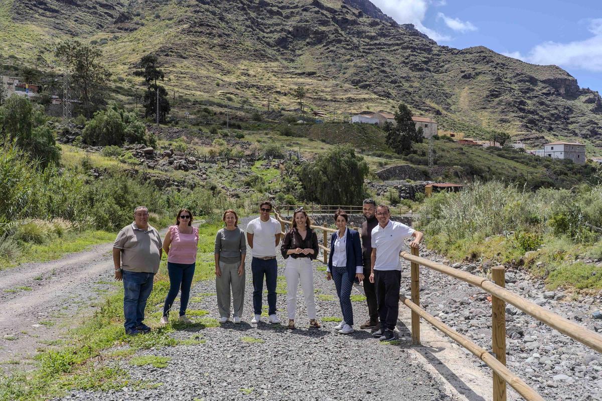 La consejera Jéssica de León y la alcaldesa Onalia Bueno, junto a representantes municipales durante la visita del Plan de Sostenibilidad Turística en Destino.
