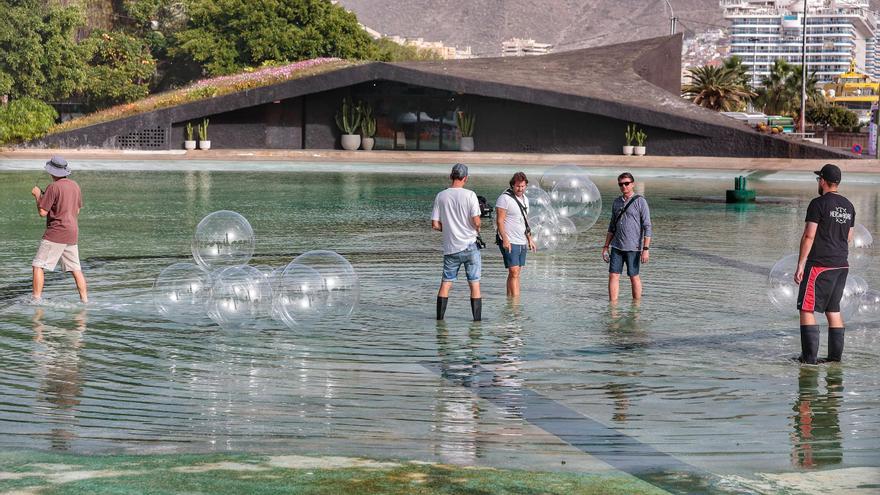 Burbujas gigantes en el lago de la plaza de España