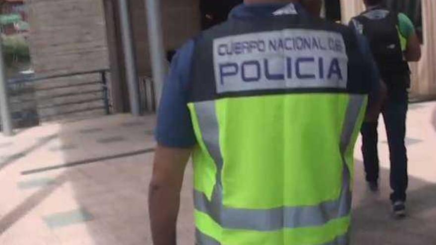 La Policía llega a la cafetería de A Barca donde están los moteros.