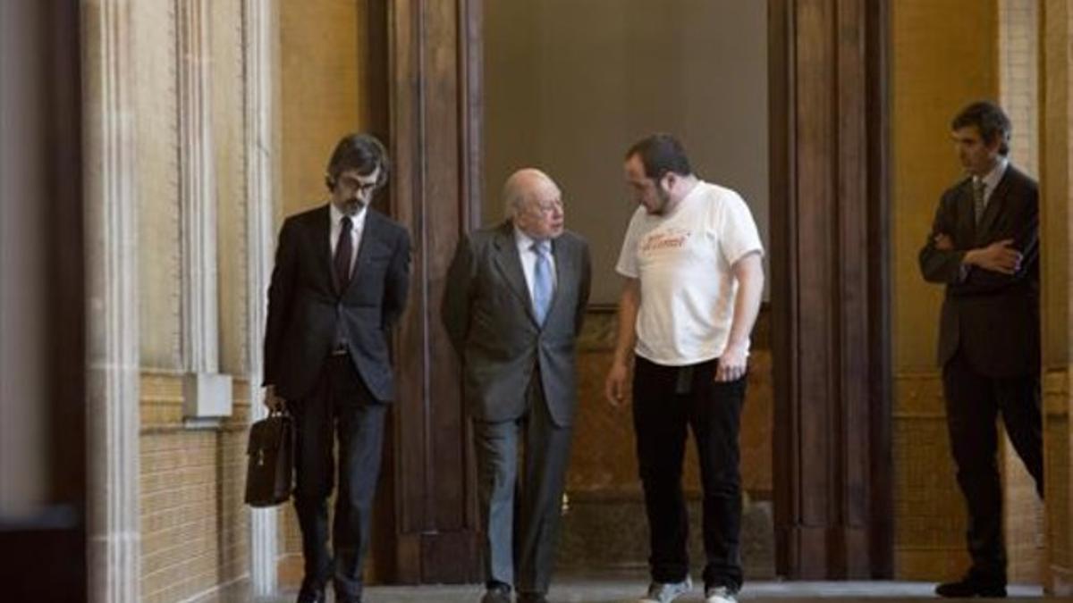 Jordi Pujol charla con el presidente de la comisión, David Fernàndez, en presencia de su abogado, en febrero.