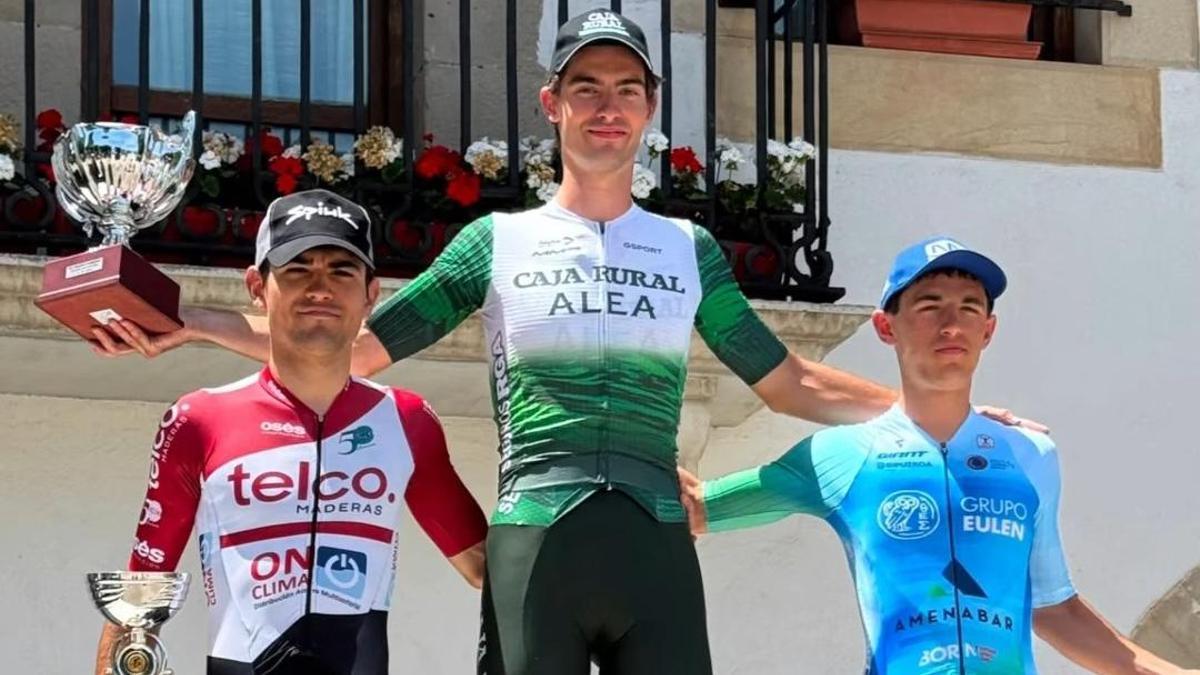 El ciclista de Ontinyent Estanislao Calabuig en lo alto del podio en el Trofeo Iturmendi, en Navarra.