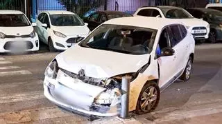 Un conductor borracho en Sevilla choca contra varios coches y se lleva un bolardo por delante