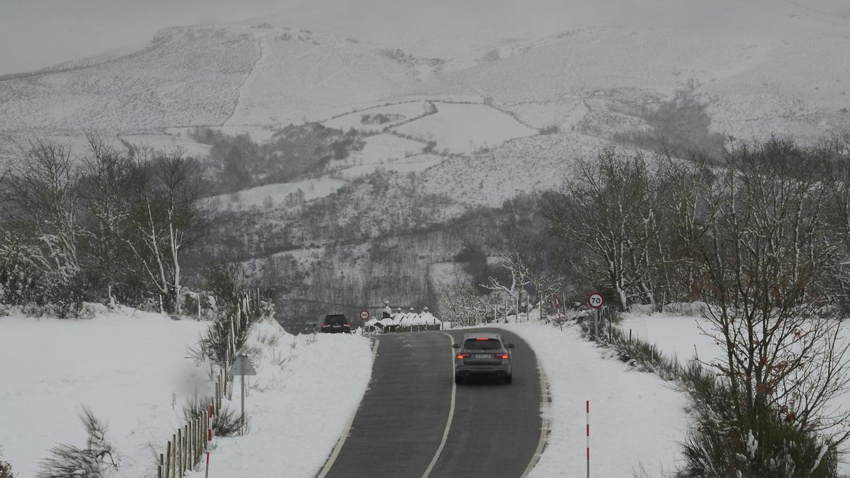 Coches circulando por el paisaje nevado causado por la borrasca Louis, ayer en Chandrexa de Queixa (Ourense)