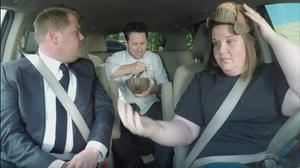 JJ. Abrams se sube al coche de Jamie Corden con la mujer que arrasa en Facebook Live con un vídeo con la máscara de Chewbacca.