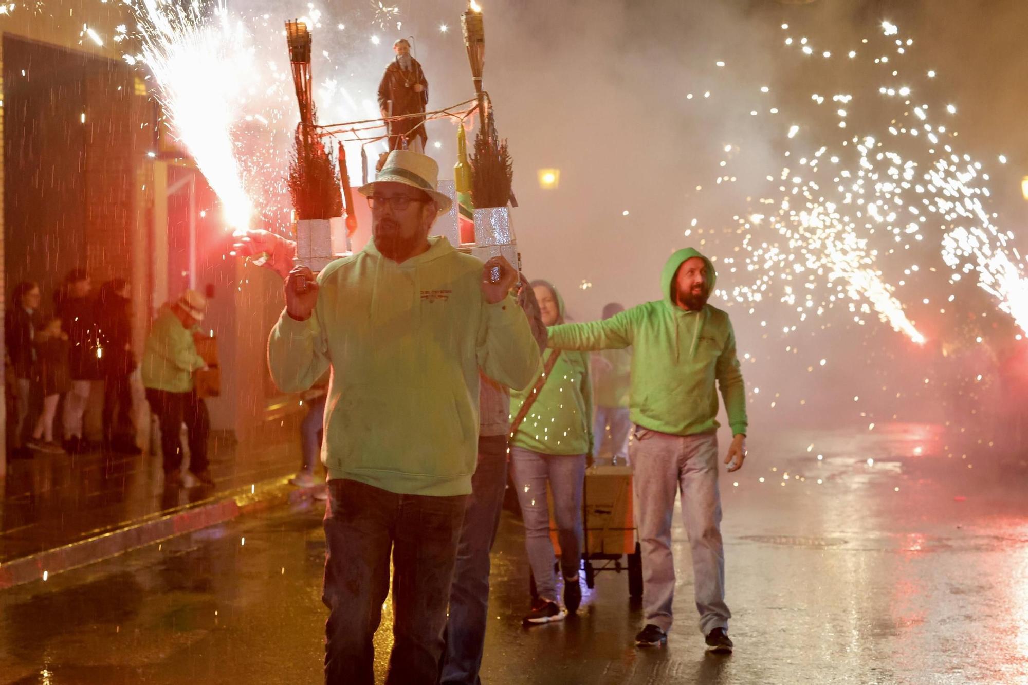 La 'passejà' de Bétera llena las calles de música y fuego por Sant Antoni