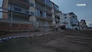 Protegen con arena el edificio de la playa de Tavernes de la Valldigna afectadas por el temporal Harry ante la alerta roja