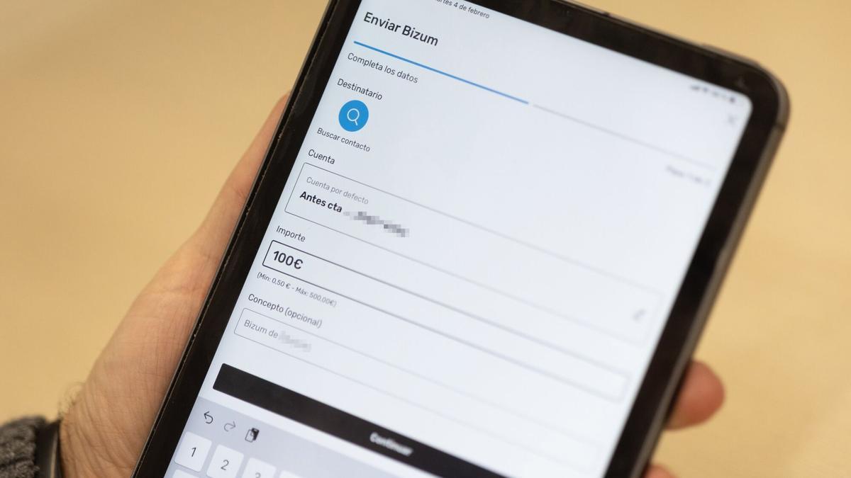 Una persona manda un bizum