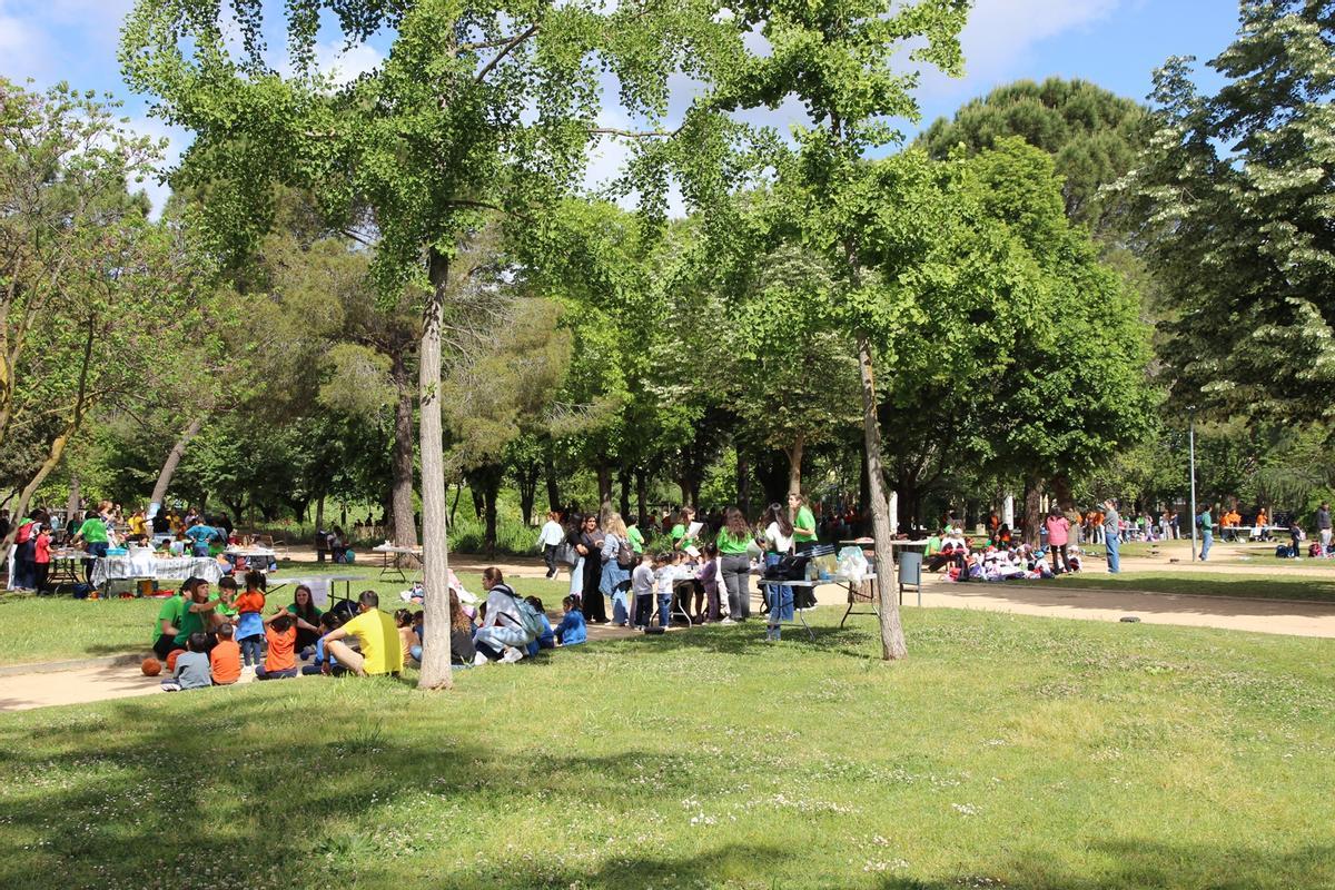 Infants participant en la Fira de la Ciència al parc del Migdia de Girona.