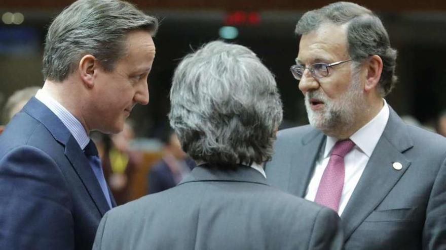 Cameron y Rajoy, conversando al inicio de la cumbre de líderes de la UE en Bruselas. // Efe