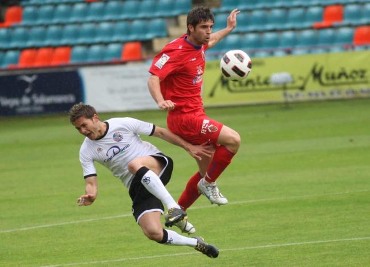 El mediapunta Perico luchando por un balón con Héctor Verdés en el Salamanca-Elche de la campaña que acaba de finalizar.