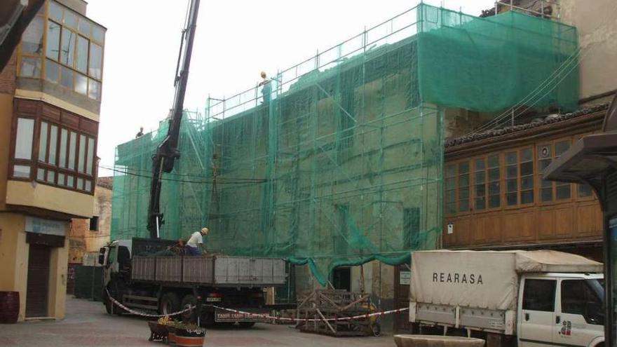 Operarios trabajan en la renovación de las cubiertas de la antigua sede de la Junta Agropecuaria. Foto