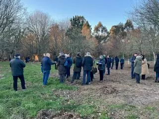 Visita europea a la aldea modelo de Penedo