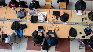 Jóvenes en la facultad de Informática.