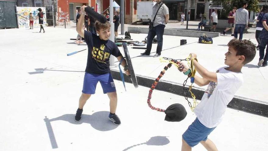 Dos niños practicando el jugger en la Praza Massó. // Santos Álvarez