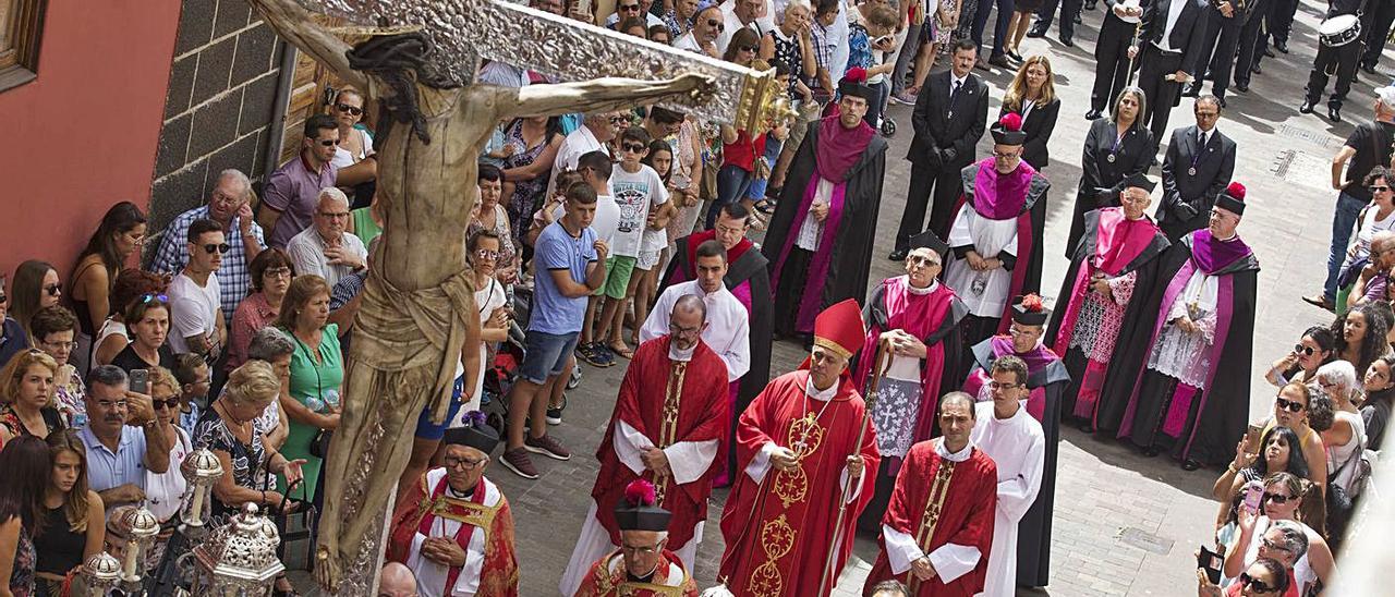 Imagen de archivo de una procesión del Pendón Real por las calles del casco de La Laguna.