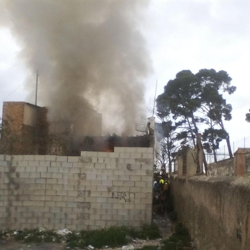 El fuego amenazaba con extenderse a otras viviendas colindantes.