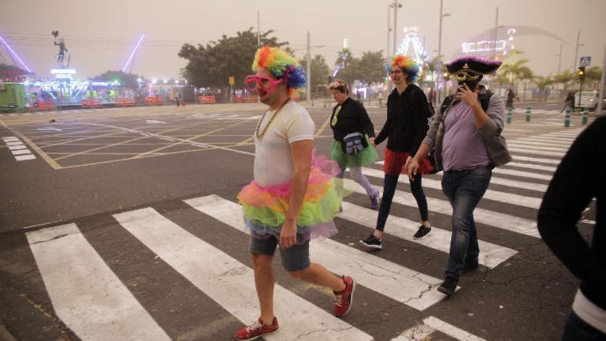 Un grupo de personas acuden a un acto del carnaval de Santa Cruz durante la alerta por calima del pasado febrero, un episodio histórico de concentración de polvo sahariano.