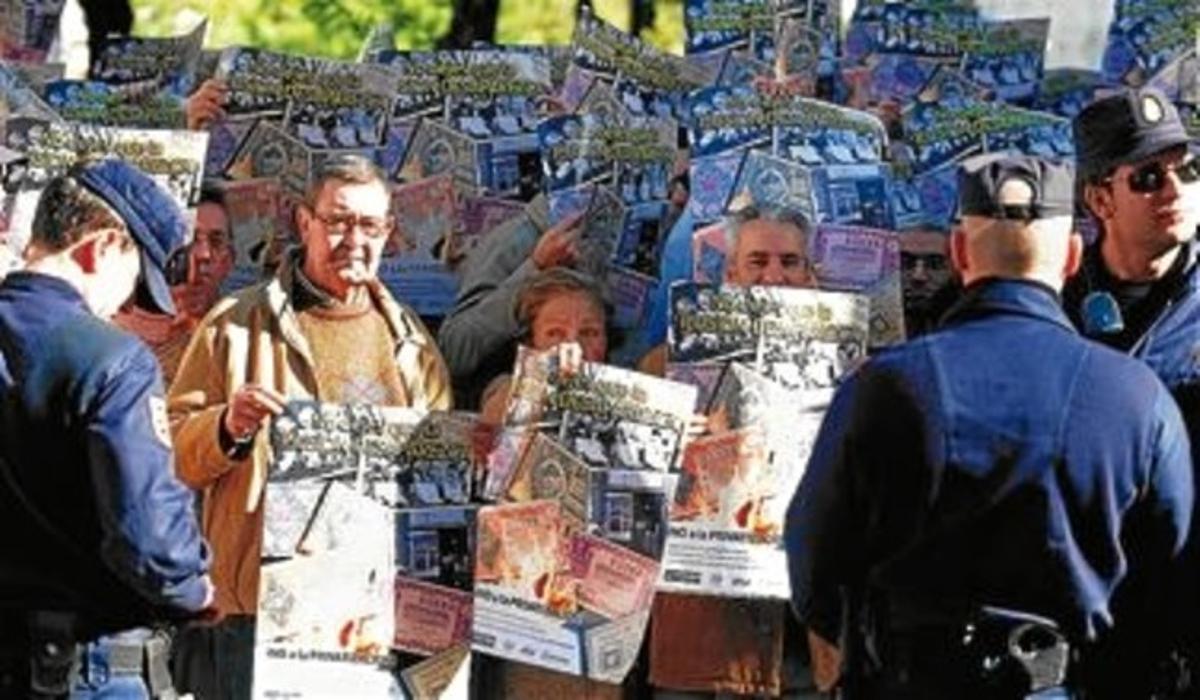 Venedors de Loteria protesten pel canvi en el seu règim jurídic, ahir a Madrid. Venedors de Loteria protesten pel canvi en el seu règim jurídic, ahir a Madrid.