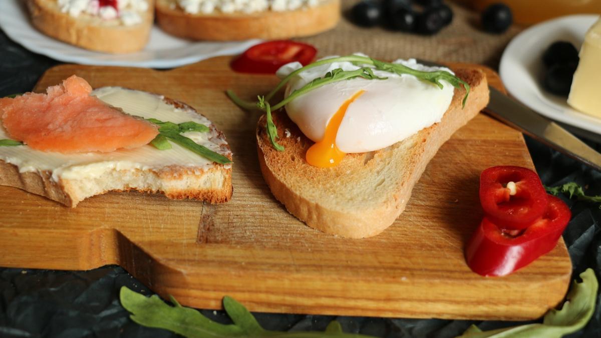 Hacer un huevo escalfado no es tan difícil como parece: solo deberás evitar ciertos hábitos al elaborarlo