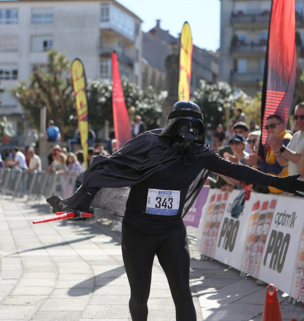 Un corredor caracterizado de Darth Vader. | BERNABÉ/AMANDA CASTRO
