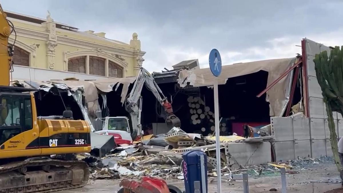 Desmolición del edificio de Casa de América contiguo al Edificio del Reloj