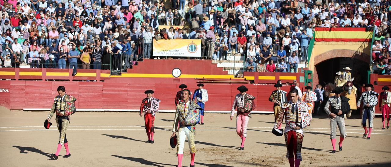 Momento del paseíllo en la plaza de toros de Requena