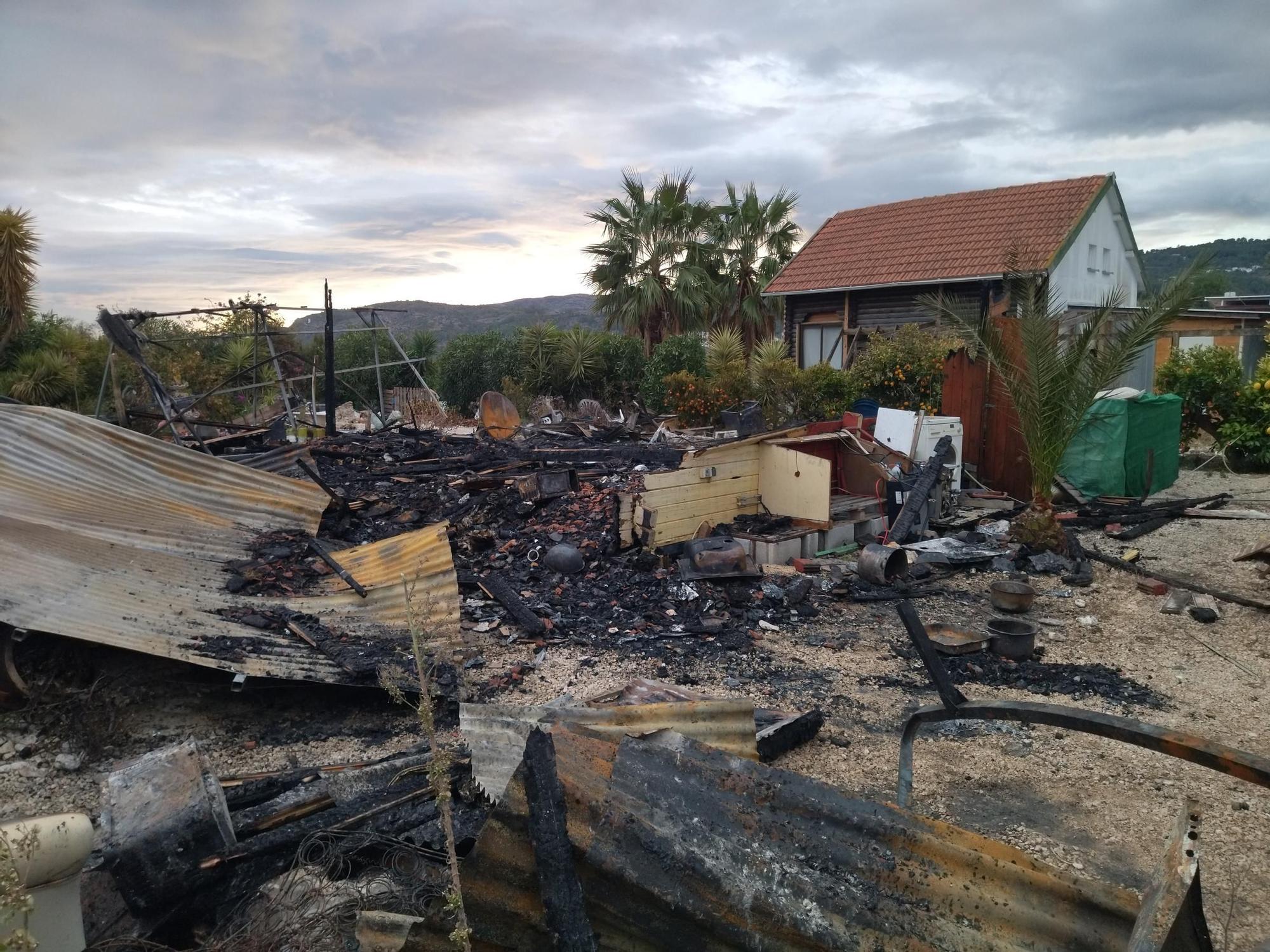 Así ha quedado la casa de madera devorada por el fuego en Benidoleig y donde murió un vecino