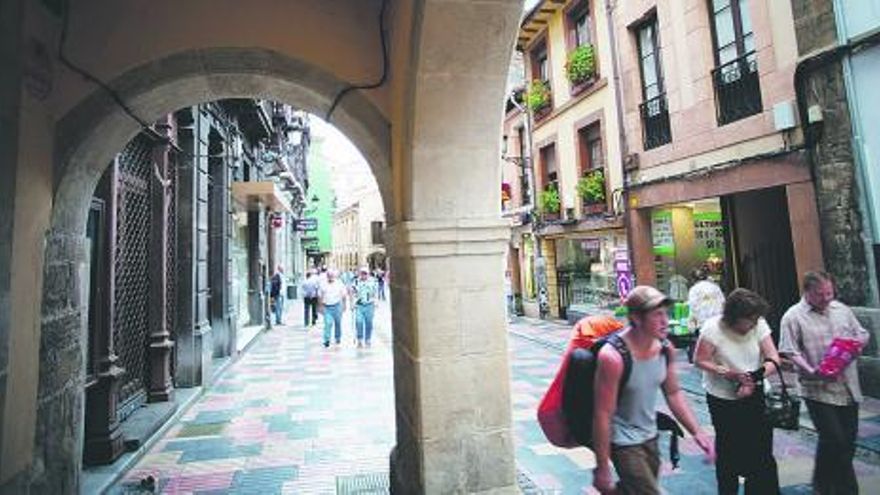 cara al mar. Un grupo de personas cruza una de las pasarelas que une la ciudad con el Niemeyer.